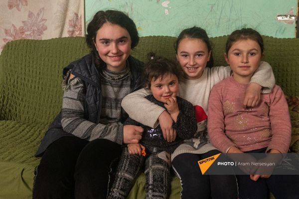 Встали на колени, начали молиться: жизнь в армянском селе Сотк, в 9 км от Азербайджана - Sputnik Армения