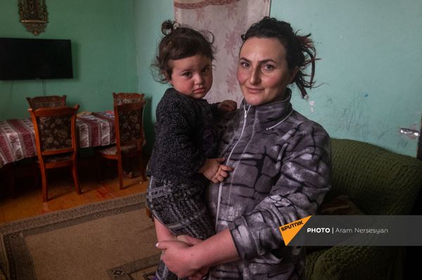 Встали на колени, начали молиться: жизнь в армянском селе Сотк, в 9 км от Азербайджана - Sputnik Армения