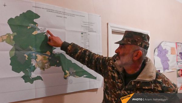 Глава администрации села Шурнух Акоп Аршакян показывает карту (18 декабря 2020). - Sputnik Армения