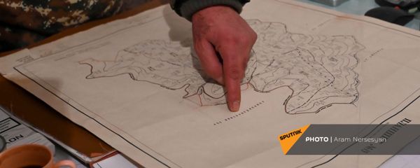 Глава администрации села Шурнух Акоп Аршакян показывает карту (18 декабря 2020). - Sputnik Արմենիա