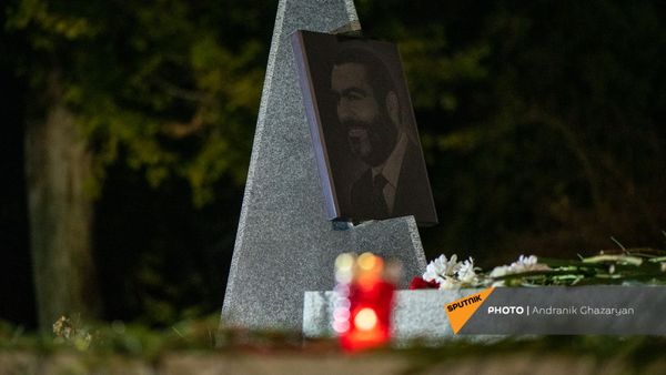 Армянская оппозиция проводит факельное шествие к военному пантеону Ераблур (18 декабря 2020). Еревaн - Sputnik Армения