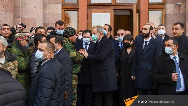 Премьер-министр Никол Пашинян и члены правительства перед Шествием памяти в Ераблур (19 декабря 2020). Еревaн - Sputnik Армения