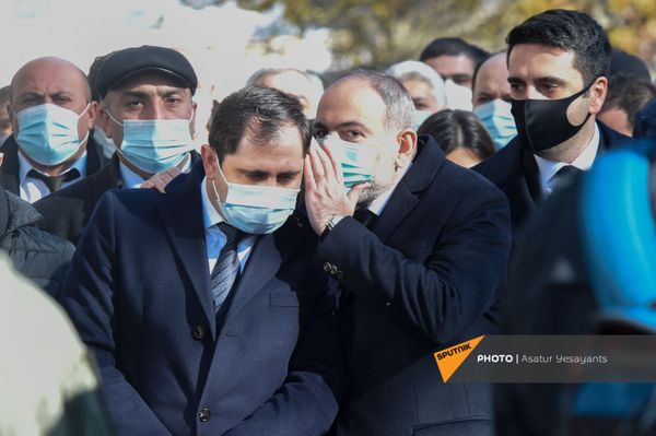Премьер-министр Никол Пашинян и члены правительства перед Шествием памяти в Ераблур (19 декабря 2020). Еревaн - Sputnik Армения