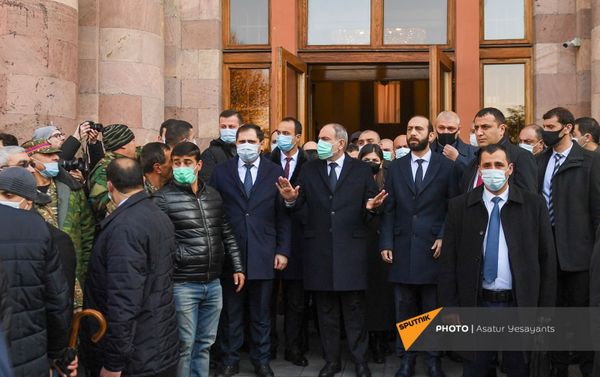 Премьер-министр Никол Пашинян и члены правительства перед Шествием памяти в Ераблур (19 декабря 2020). Еревaн - Sputnik Армения