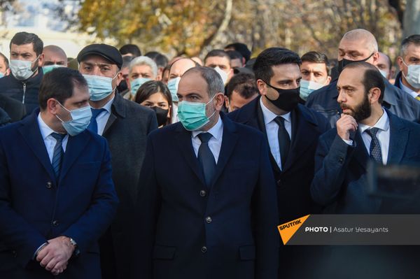 Премьер-министр Никол Пашинян и члены правительства перед Шествием памяти в Ераблур (19 декабря 2020). Еревaн - Sputnik Армения