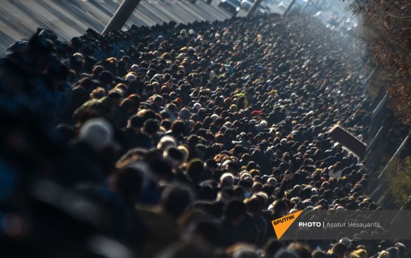 Участники Шествия памяти по дороге в пантеон Ераблур (19 декабря 2020). Еревaн Участники Шествия памяти по дороге в пантеон Ераблур (19 декабря 2020). Еревaн - Sputnik Армения