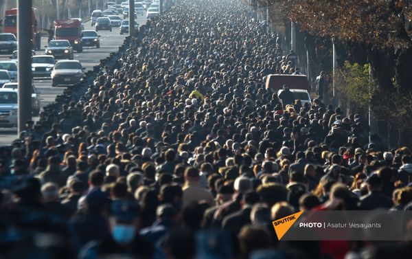 Участники Шествия памяти по дороге в пантеон Ераблур (19 декабря 2020). Еревaн Участники Шествия памяти по дороге в пантеон Ераблур (19 декабря 2020). Еревaн - Sputnik Армения