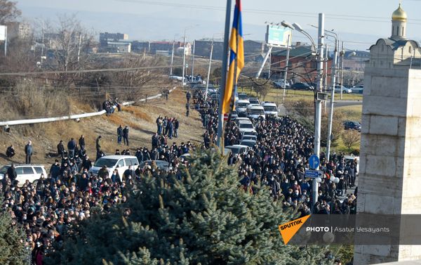 Участники Шествия памяти идут по проезжей части улицы в пантеон Ераблур (19 декабря 2020). Еревaн Участники Шествия памяти идут по проезжей части улицы в пантеон Ераблур (19 декабря 2020). Еревaн - Sputnik Армения