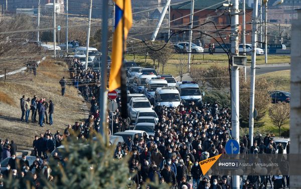 Участники Шествия памяти идут по проезжей части улицы в пантеон Ераблур (19 декабря 2020). Еревaн Участники Шествия памяти идут по проезжей части улицы в пантеон Ераблур (19 декабря 2020). Еревaн - Sputnik Армения