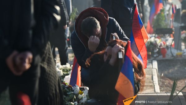 Родные скорбят на могилах погибших в пантеоне Ераблур (19 декабря 2020). Еревaн - Sputnik Армения
