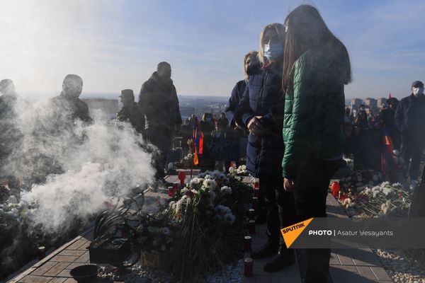 Родные скорбят на могилах погибших в пантеоне Ераблур (19 декабря 2020). Еревaн - Sputnik Армения