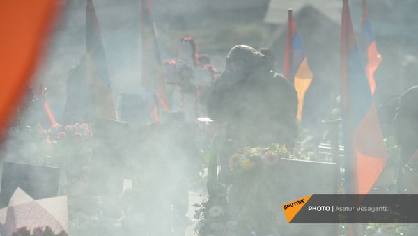Родные скорбят на могилах погибших в пантеоне Ераблур (19 декабря 2020). Еревaн - Sputnik Армения