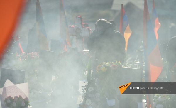 Родные скорбят на могилах погибших в пантеоне Ераблур (19 декабря 2020). Еревaн - Sputnik Армения