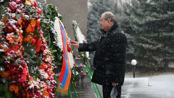 Президент Армен Саркисян посетил военный пантеон Ераблур (20 декабря 2020). Еревaн - Sputnik Армения