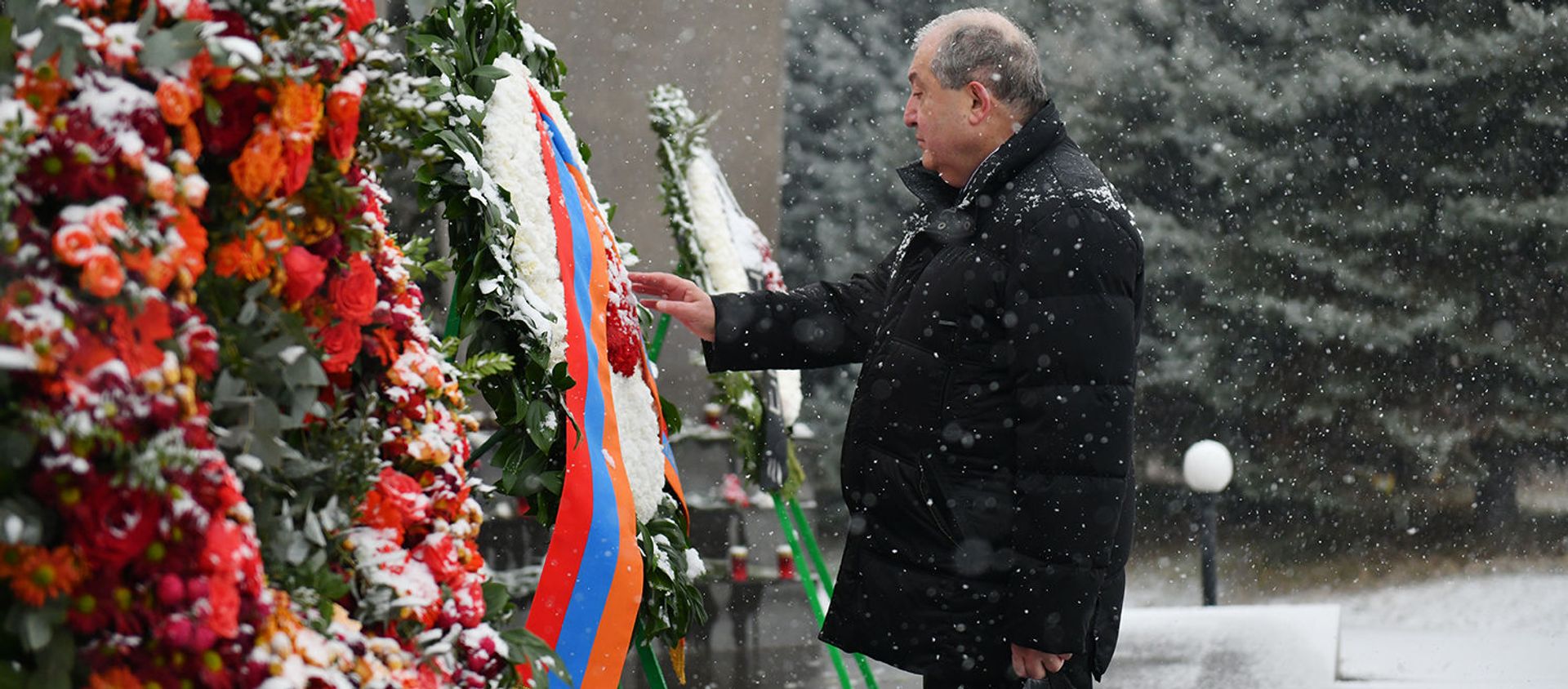Президент Армен Саркисян посетил военный пантеон Ераблур (20 декабря 2020). Еревaн Президент Армен Саркисян посетил военный пантеон Ераблур (20 декабря 2020). Еревaн - Sputnik Армения, 1920, 28.02.2021