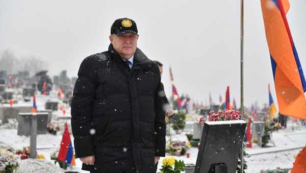 Президент Армен Саркисян посетил военный пантеон Ераблур (20 декабря 2020). Еревaн - Sputnik Армения