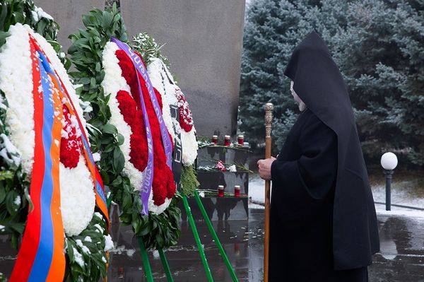 Խունկ և օրհնություն. Գարեգին Բ-ն այցելել է Եռաբլուր. լուսանկարներ - Sputnik Արմենիա