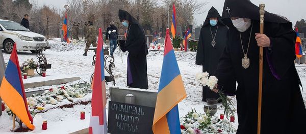 Католикос Гарегин Второй во главе армянского духовенства посетил военный пантеон Ераблур (20 декабря 2020). Еревaн - Sputnik Արմենիա