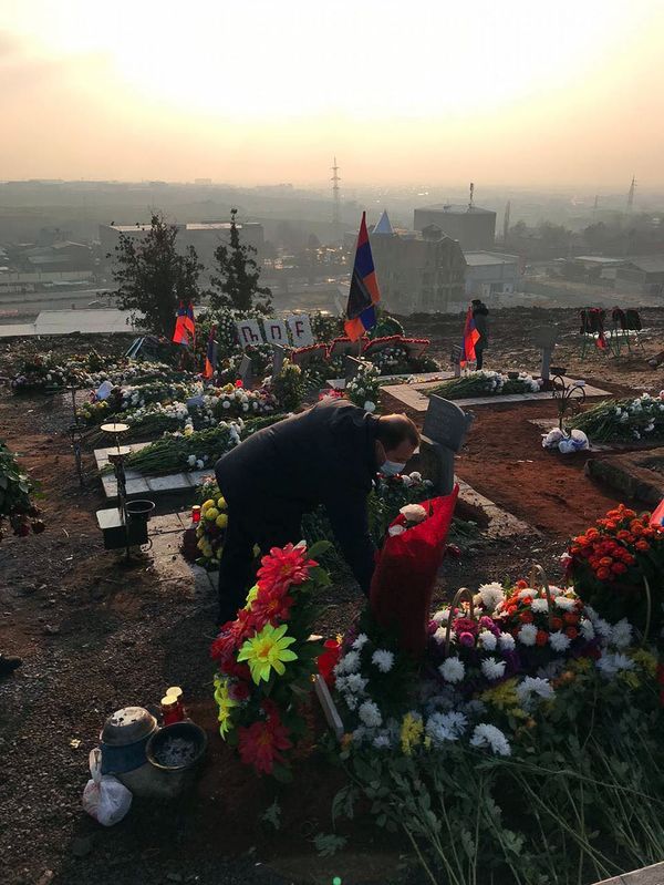 Դավիթ Տոնոյանն այցելել է Եռաբլուր, ծաղիկ խոնարհել զոհվածների շիրիմներին - Sputnik Արմենիա