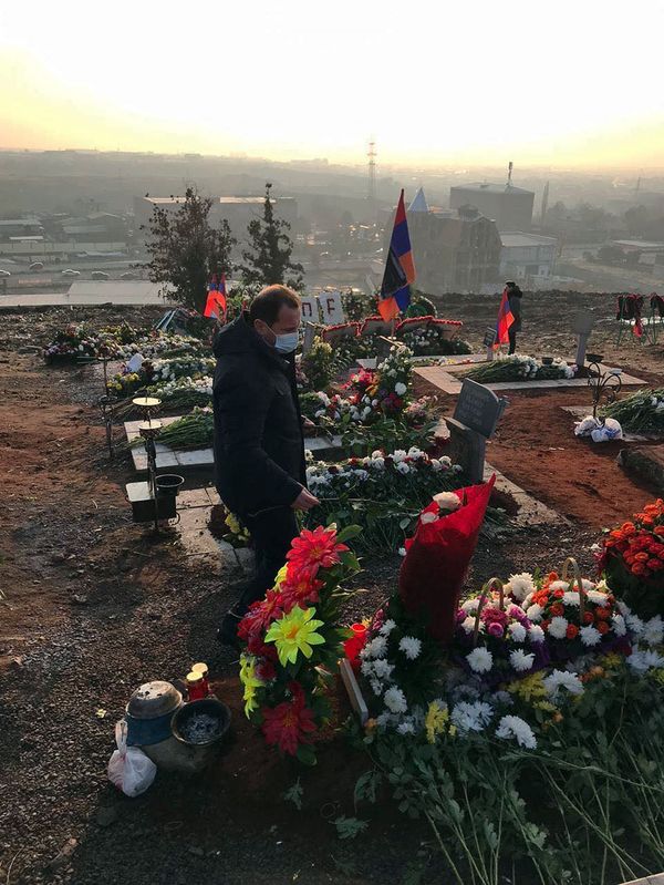 Դավիթ Տոնոյանն այցելել է Եռաբլուր, ծաղիկ խոնարհել զոհվածների շիրիմներին - Sputnik Արմենիա