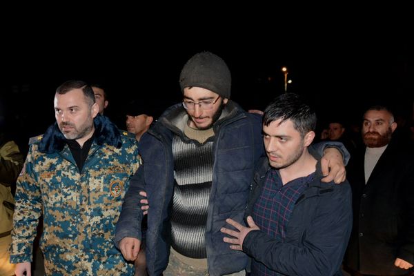 Шестеро призывников, пропавших без вести более 70 суток, усилиями ГСЧС, российских миротворцев в Карабахе и МККК вернулись на родину (20 декабря 2020). Степанакерт - Sputnik Армения