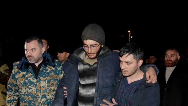 Шестеро призывников, пропавших без вести более 70 суток, усилиями ГСЧС, российских миротворцев в Карабахе и МККК вернулись на родину (20 декабря 2020). Степанакерт - Sputnik Արմենիա