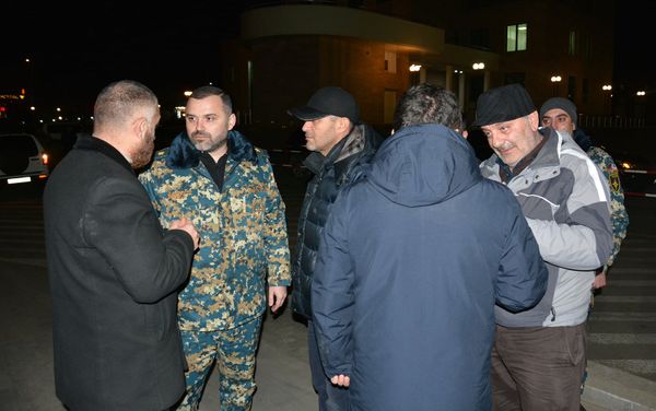 Шестеро призывников, пропавших без вести более 70 суток, усилиями ГСЧС, российских миротворцев в Карабахе и МККК вернулись на родину (20 декабря 2020). Степанакерт - Sputnik Армения