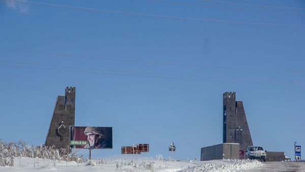 Ворота на границе Сюникской и Вайоцдзорской областей Армении - Sputnik Արմենիա