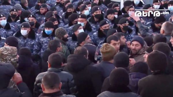 Полиция перекрыла дорогу, не позволив жителям Сюника запретить Пашиняну въезд в регион (21 декабря 2020). Сюник Полиция перекрыла дорогу, не позволив жителям Сюника запретить Пашиняну въезд в регион (21 декабря 2020). Сюник - Sputnik Армения