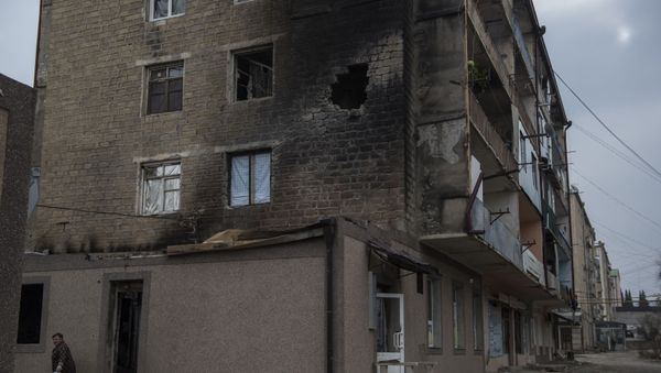 Женщина возле разрушенного дома в городе Мартакерт (15 декабря 2020). Карабах Женщина возле разрушенного дома в городе Мартакерт (15 декабря 2020). Карабах - Sputnik Армения