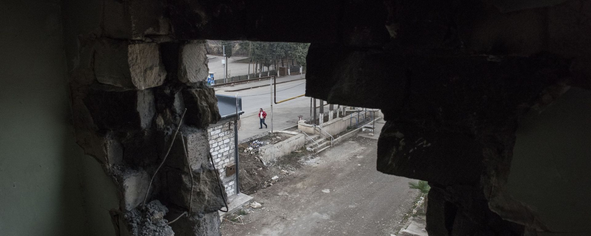 Вид из окна частично разрушенного дома в городе Мартакерт (15 декабря 2020). Карабах - Sputnik Армения, 1920, 30.08.2021