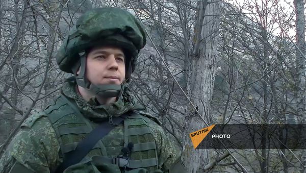 Командир группы разминирования, капитан Виталий Мороз на боевом дежурстве - Sputnik Армения