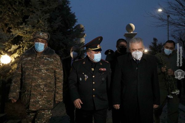 Глава Минобороны Армении почтил память павших в пантеоне Ераблур - Sputnik Армения