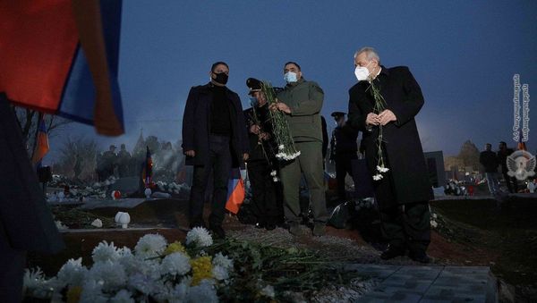 Министр обороны Вагаршак Арутюнян посетил военный пантеон Ераблур (21 декабря 2020). Еревaн - Sputnik Армения