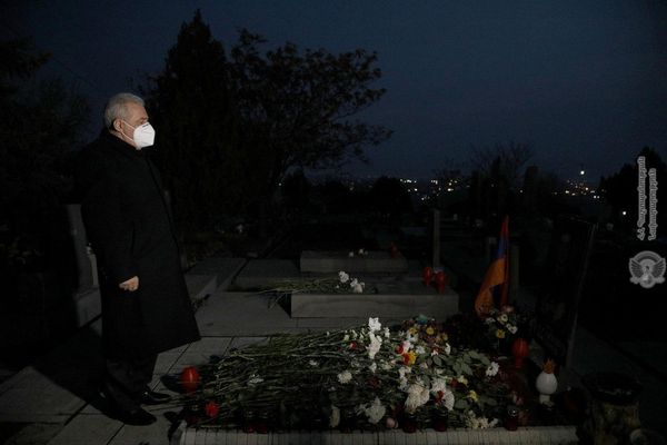 Глава Минобороны Армении почтил память павших в пантеоне Ераблур - Sputnik Армения