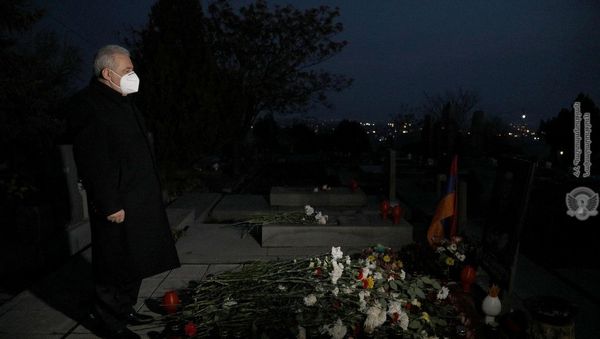 Министр обороны Вагаршак Арутюнян посетил военный пантеон Ераблур (21 декабря 2020). Еревaн - Sputnik Արմենիա