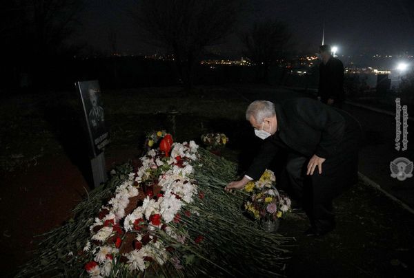 Глава Минобороны Армении почтил память павших в пантеоне Ераблур - Sputnik Армения