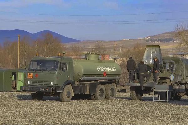 В Карабахе развернут полевой автопарк для военной техники российских миротворцев - Sputnik Армения