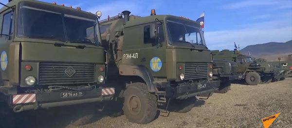 Полевой автопарк для военной и спецтехники в селе Иванян, Карабах Полевой автопарк для военной и спецтехники в селе Иванян, Карабах - Sputnik Армения