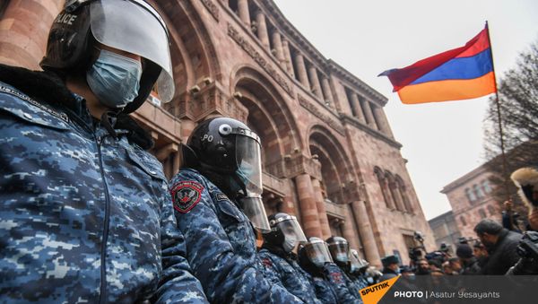 Полицейский кордон перед Домом правительства во время митинга оппозиции на площади Республики (22 декабря 2020). Еревaн Полицейский кордон перед Домом правительства во время митинга оппозиции на площади Республики (22 декабря 2020). Еревaн - Sputnik Армения