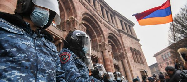 Полицейский кордон перед Домом правительства во время митинга оппозиции на площади Республики (22 декабря 2020). Еревaн Полицейский кордон перед Домом правительства во время митинга оппозиции на площади Республики (22 декабря 2020). Еревaн - Sputnik Армения