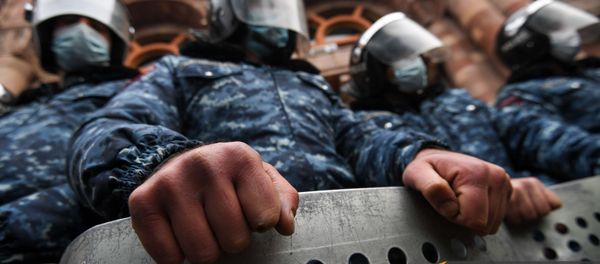 Полицейский кордон перед Домом правительства во время митинга оппозиции на площади Республики (22 декабря 2020). Еревaн Полицейский кордон перед Домом правительства во время митинга оппозиции на площади Республики (22 декабря 2020). Еревaн - Sputnik Армения