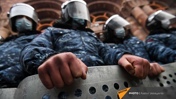 Полицейский кордон перед Домом правительства во время митинга оппозиции на площади Республики (22 декабря 2020). Еревaн - Sputnik Армения