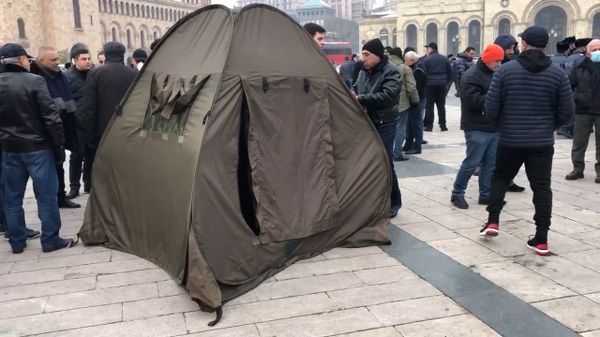 Оппозиция дала Моему шагу время до 18:00: на главной площади Еревана разбивают палатки Оппозиция дала Моему шагу время до 18:00: на главной площади Еревана разбивают палатки - Sputnik Армения