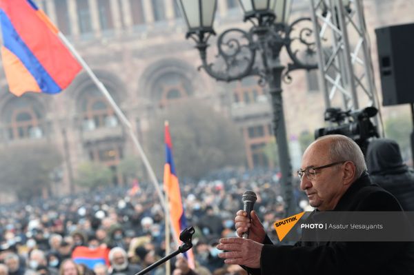 Единый оппозиционный кандидат в премьер-министры Вазген Манукян на митинге оппозиции (22 декабря 2020). Еревaн - Sputnik Армения
