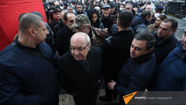 Единый оппозиционный кандидат в премьер-министры Вазген Манукян (слева) и глава партии Дашнакцутюн Ишхан Сагателян на митинге оппозиции (22 декабря 2020). Еревaн - Sputnik Армения