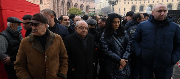 Слева направо: Хосров Арутюнян, кандидат в премьер-министры Вазген Манукян, Арпине Ованнисян и Андраник Теванян на митинге оппозиции (22 декабря 2020). Еревaн - Sputnik Армения
