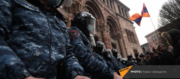 Полиция в касках со щитами на митинге оппозиции (22 декабря 2020). Еревaн Полиция в касках со щитами на митинге оппозиции (22 декабря 2020). Еревaн - Sputnik Армения