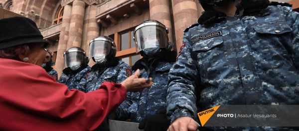 Полиция в касках со щитами на митинге оппозиции (22 декабря 2020). Еревaн Полиция в касках со щитами на митинге оппозиции (22 декабря 2020). Еревaн - Sputnik Արմենիա