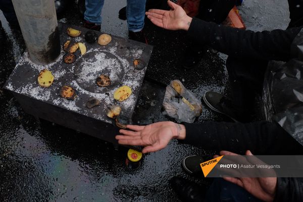 Протестующие на площади Республики в Ереване (23 декабря 2020). Еревaн Протестующие на площади Республики в Ереване (23 декабря 2020). Еревaн - Sputnik Армения
